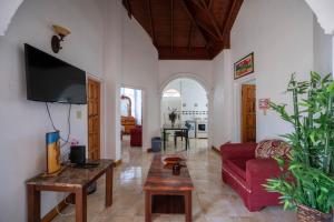 Μια τηλεόραση ή/και κέντρο ψυχαγωγίας στο Timar Sunset 2 Bedroom Suite