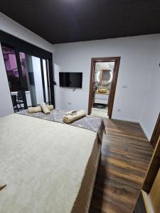 Apartments Ishmi in center of Ulcinj客房内的一张或多张床位