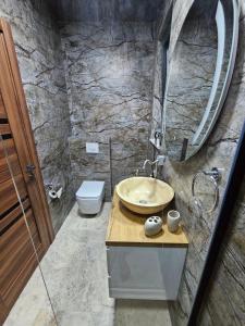 Apartments Ishmi in center of Ulcinj的一间浴室