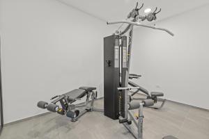 un gimnasio con dos máquinas de correr en una habitación en Villa Faye, en Crikvenica