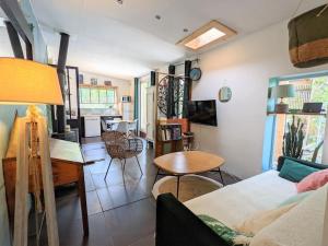 ein Wohnzimmer mit Sofa und Tisch in der Unterkunft Charmante Maison en pleine nature avec piscine in Assas