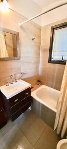 ein Badezimmer mit Waschbecken und Badewanne in der Unterkunft Casa Safari en La Paisanita, Alta Gracia in Alta Gracia