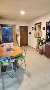 ein Esszimmer mit einem Holztisch und Stühlen in der Unterkunft Casa Safari en La Paisanita, Alta Gracia in Alta Gracia