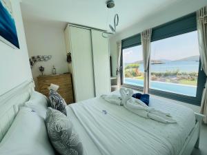 Posteľ alebo postele v izbe v ubytovaní The Beach Villa, Perigiali - LUXURY BEACHFRONT + 37 fotografií