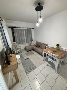 a living room with a table and a couch at Bodrum Nuran Boutique Apart in Bodrum City