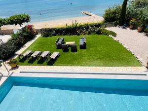Bazén v ubytovaní The Beach Villa, Perigiali - LUXURY BEACHFRONT alebo v jeho blízkosti