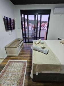 Apartments Ishmi in center of Ulcinj客房内的一张或多张床位