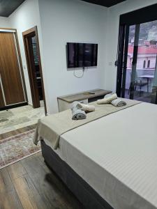 Apartments Ishmi in center of Ulcinj客房内的一张或多张床位