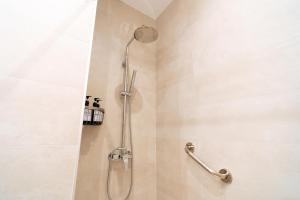 a shower with a glass door in a bathroom at Galteo Apartamentos in Ronda