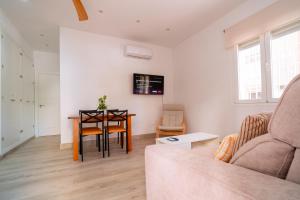 a living room with a table and a couch at Galteo Apartamentos in Ronda