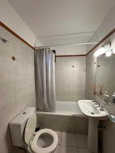科尔多瓦Departamento 1 dorm con cochera Nueva Córdoba 1 E INVERHOME INMOBILIARIA的带马桶、水槽和浴缸的浴室
