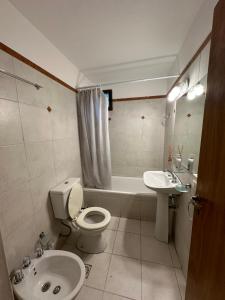 科尔多瓦Departamento 1 dorm con cochera Nueva Córdoba 1 E INVERHOME INMOBILIARIA的带马桶、水槽和浴缸的浴室