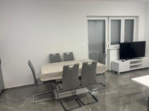 TV a/nebo společenská místnost v ubytování Apartman TINI 2