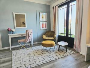 a living room with two chairs and a table at Lazy Olives in Tongeren