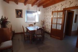 a dining room with a table and chairs and a window at Entre Burgos y Atapuerca in Burgos