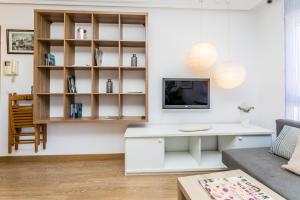 A television and/or entertainment centre at BaruHaus Nido Valencia de don Juan