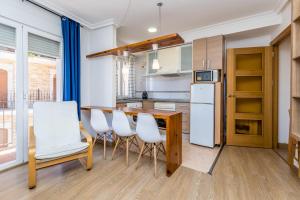 A kitchen or kitchenette at BaruHaus Nido Valencia de don Juan