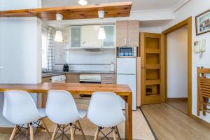 A kitchen or kitchenette at BaruHaus Nido Valencia de don Juan