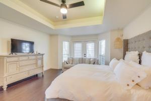 Gallery image of Private Beach at Lakefront Summerfield Getaway! in Summerfield +21 photos
