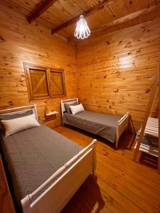 Ένα ή περισσότερα κρεβάτια σε δωμάτιο στο Cabaña del Bosque, lujo natural