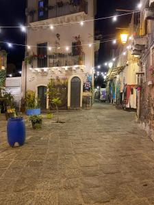 Una calle vacía por la noche con un edificio en Superior Suite & Apartment Catania, en Catania