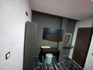 纳祖尔Hotel al andalus N7的一间带书桌的浴室和一台墙上的电视