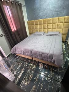 纳祖尔Hotel al andalus N7的一间卧室设有一张床,铺有玻璃地板