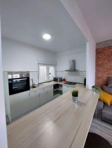Una cocina con una mesa de madera en una habitación. en El nido de la gaviota, en Moaña