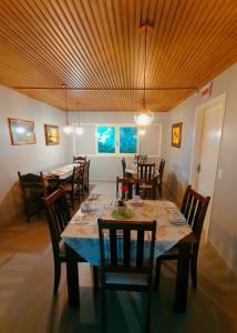 a dining room with a table with chairs and a tableablish at Pousada Charme da Serra in Bom Jardim da Serra