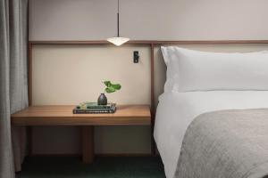 Un dormitorio con una cama y una mesa con una planta en Presidente InterContinental Monterrey by IHG, en Monterrey 60 fotos más