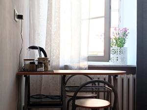 Una mesa y dos sillas frente a una ventana. en Apartamenty dobowe w centrum Warszawy Lok 3, en Varsovia 6 fotos más