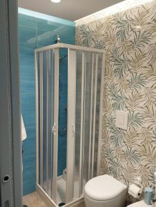 bagno con doccia e servizi igienici di Al GeChiGiù a Bacoli Altre 9 foto