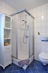 Koupelna v ubytování Ferienwohnung Ankerplatz Dornumersiel + 15 fotografií