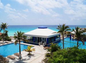 Bazén v ubytování Apartment Ocean Front Cancun nebo v jeho okolí
