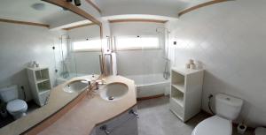 een badkamer met 2 wastafels en een toilet bij Apartamento 90m2 com vista mar - Albufeira in Albufeira +23 foto's