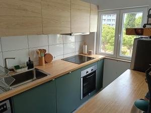 een keuken met een spoelbak en een aanrechtblad bij Apartamento 90m2 com vista mar - Albufeira in Albufeira