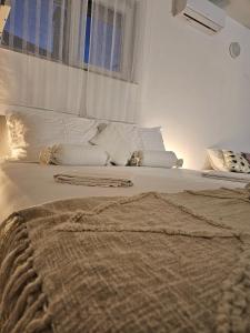 Кровать или кровати в номере Luxury oaza Novalja +29 фотографий