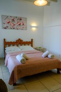 a bedroom with a bed with towels on it at Villa Guerini in Astypalaia