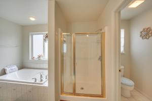 Bilik mandi di Moyie Springs Home with Views, Near Kootenay River! +22 gambar