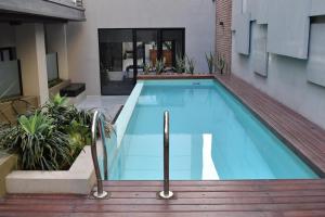 萨尔塔Departamento - Salta Capital cg - Edificio Usina的房子中间的游泳池