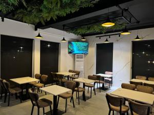 TV a/nebo společenská místnost v ubytování Side Airport Hotel