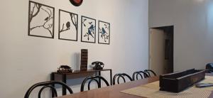 Un comedor con mesa y sillas en Casa el Benteveo, en San Luis