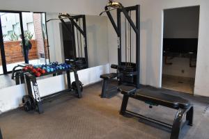 une salle de sport avec trois miroirs et une rangée de balles dans l'établissement Departamento - Salta Capital sm - Edificio Usina, à Salta