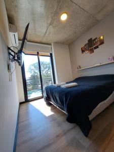 une chambre avec un lit et une grande fenêtre dans l'établissement Departamento - Salta Capital sm - Edificio Usina, à Salta 18 autres photos