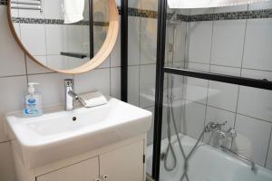 A bathroom at La Bella - Entire Apartment near Gozsdu udvar