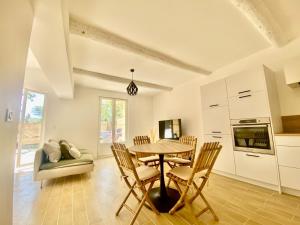 a kitchen and dining room with a table and chairs at Appartement de standing dans une bastide Aixoise in Aix-en-Provence