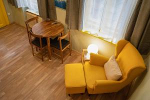 A seating area at La Bella - Entire Apartment near Gozsdu udvar