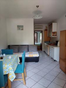 a living room with a bed and a table and a kitchen at Apartment Marinetto in Stari Grad