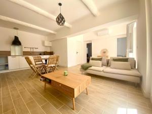 a living room with a couch and a table at Appartement de standing dans une bastide Aixoise in Aix-en-Provence