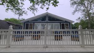 una cerca blanca frente a un cenador en Lake Of The Woods Sunset Shore, en Bremen